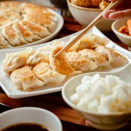 RACHA GYOZA - ราชาเกี๊ยวซ่า