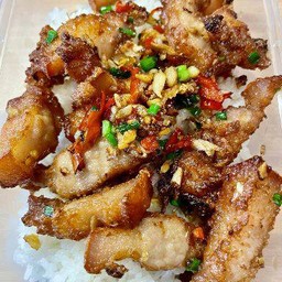 ข้าวหมูสามชั้นคั่วพริกเกลือ
