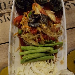 ส้มตำปูปลาร้าไข่เยี่ยวม้า