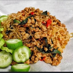 ข้าวราดกระเพราหมูสับวุ้นเส้น