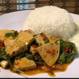 ข้าวราดกระเพราหมูยอ