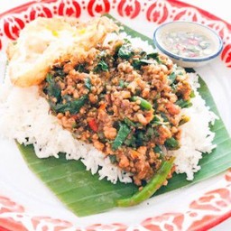ข้าวกะเพราถาดหมูสับไข่ดาว