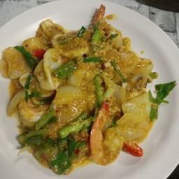 ผัดผงกะหรี่ทะเล