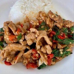 ข้าวราดกระเพราหมูชิ้น