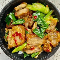 ผัดคะน้าหมูกรอบราดข้าว