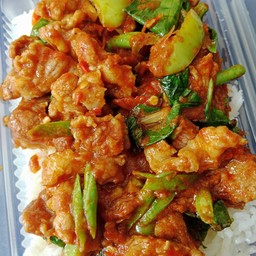 พริกแกงหมูราดข้าว