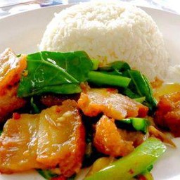[อร่อยซ่ากับโค้ก]คะน้าหมูกรอบราดข้าว+โค้ก+ฟรีไข่ดาว