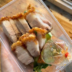 หมูกรอบ ไซส์ L + น้ำจิ้มซีฟู้ด