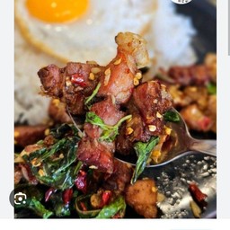 ข้าวกะเพราถาดหมูกรอบไข่ดาว