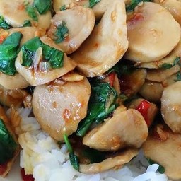 กะเพราลูกชิ้นราดข้าว