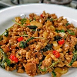 กระเพราหมูสับ กับข้าว