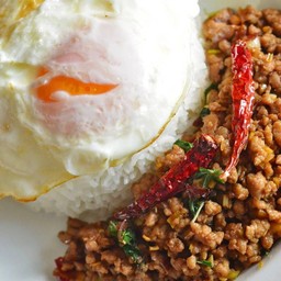 ข้าวกระเพราไก่สับ โบราณ ใข่ดาว