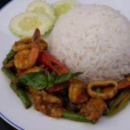 ข้าวราด ผัดพริกแกงทะเล ใส่ถั่วฝักยาว