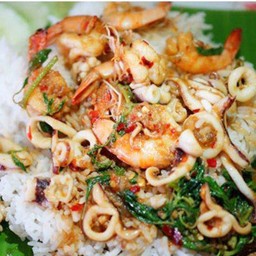 ข้าวกะเพราถาดทะเลไซด์M