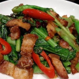 คะน้าหมูกรอบกับข้าว