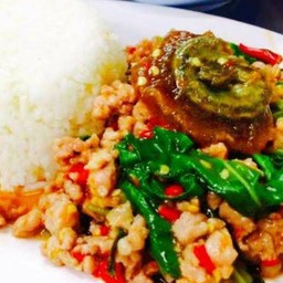ข้าวราดกระเพราหมูสับไข่เยี่ยวม้า