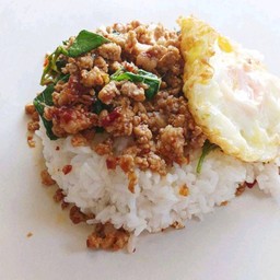 กระเพราหมูสับ ไข่ดาว