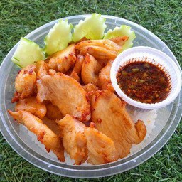 อกไก่ชิ้นทอดน้ำปลา น้ำจิ้มแจ่ว ราดข้าว
