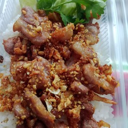 หมูทอดกระเทียมราดข้าว