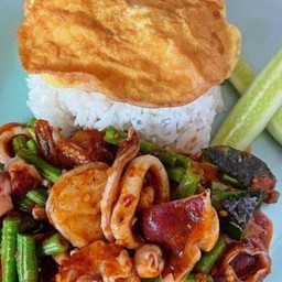 ผัดพริกแกงปลาหมึกราดข้าว