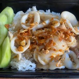 ข้าวปลาหมึกทอดกระเทียม