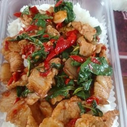 กะเพราหมูสามชั้นราดข้าว