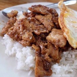 ข้าวเนื้อกระเทียม