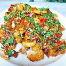 กระเพราหมูกรอบเป็นกับ