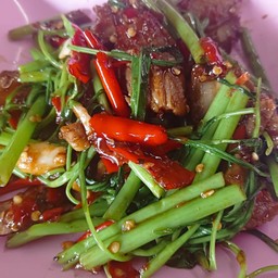 ผัดผักบุ้งหมูกรอบ