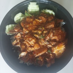 ข้าวหอมมะลิราดกระเพราปลากระป๋อง
