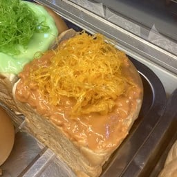 ปังนึ่งไส้ทะลักสังขยาชาไทยฝอยทอง