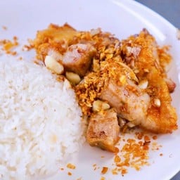 หมูกรอบคั่วกระเทียม ราดข้าว.