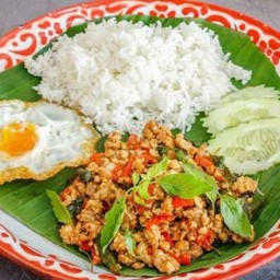 ข้าวกะเพราถาดไก่สับไข่ดาว