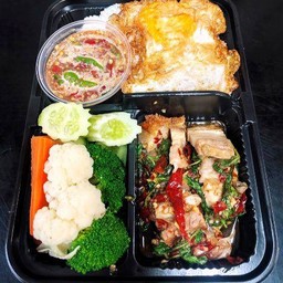 ชุด ข้าวกระเพราหมูผัดพริกแห้ง+ไข่ดาว+น้ำพริกกะปิพร้อมผัก