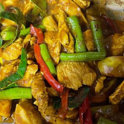 ไก่ผัดพริกแกงใต้ใส่ผัก