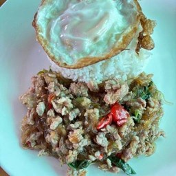 ข้าวกะเพราหมูสับวุ้นเส้น ไข่ดาว