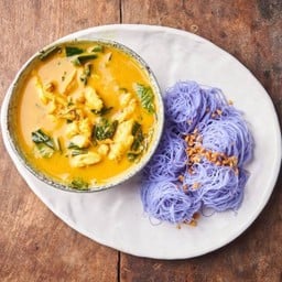 แกงปูใบชะพลูหมี่อัญชัน