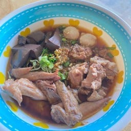 ก๋วยเตี๋ยวไก่ตัวแตก มีทั้งก๋วยเตี๋ยวเนืัอตุ๋น และข้าวกระเพราตามสั่ง