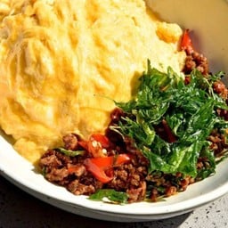 ข้าวไข่ข้นกะเพราเนื้อวากิวสับ