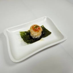 หอยเชลล์ย่างห่อสาหร่ายไข่ปลาแซลมอน 1 คำ