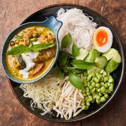 ขนมจีนแกงเขียวหวานเนื้อน่องลาย