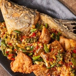 ปลากะพงราดพริกขี้หนู