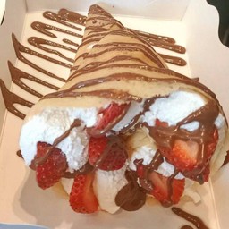 เครปสตรอเบอรี่ นูเทลล่า ครีมนมสด