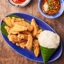 ปีกไก่ทอดโรยเกลือกับข้าวเหนียวนุ่ม