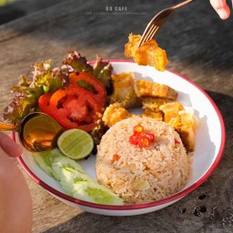 ข้าวผัดกะปิหมูกรอบ