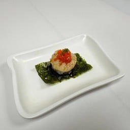 หอยเชลล์ย่างห่อสาหร่ายไข่กุ้ง 1 คำ