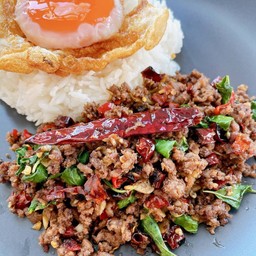 ข้าวกะเพราเนื้อสับคั่วแห้ง ไข่ดาว
