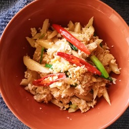 ข้าวราดหน่อไม้เหลืองผัดใส่ไข่