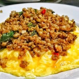 กะเพราไข่ข้น  ราดข้าว