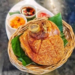 Crispy Pata (ขาหมูเยอรมันทอดกรอบ)